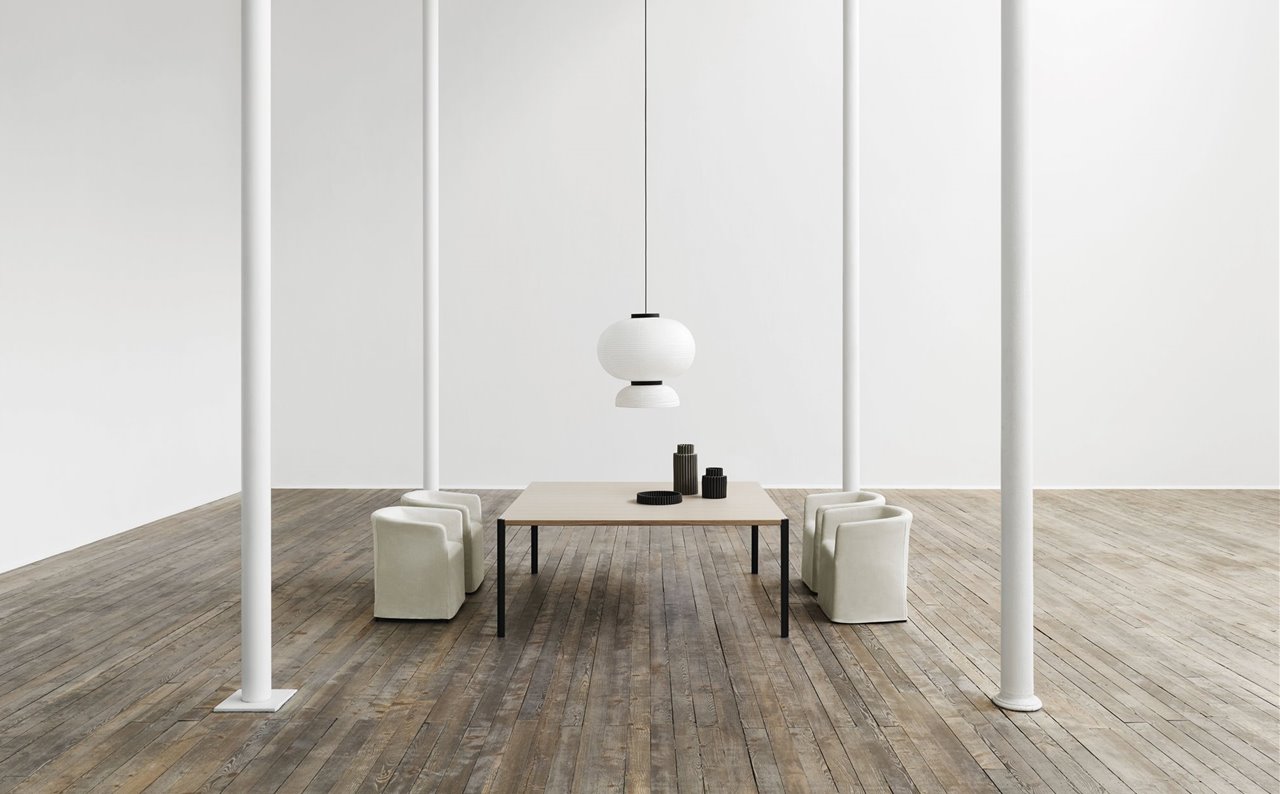 Graft, la nueva mesa de Living Divani diseñada por David López Quincoces, es minimalista, pero refinada; discreta, pero sofisticada. Su encaje con el sobre de madera es todo un ejercicio de diseño.