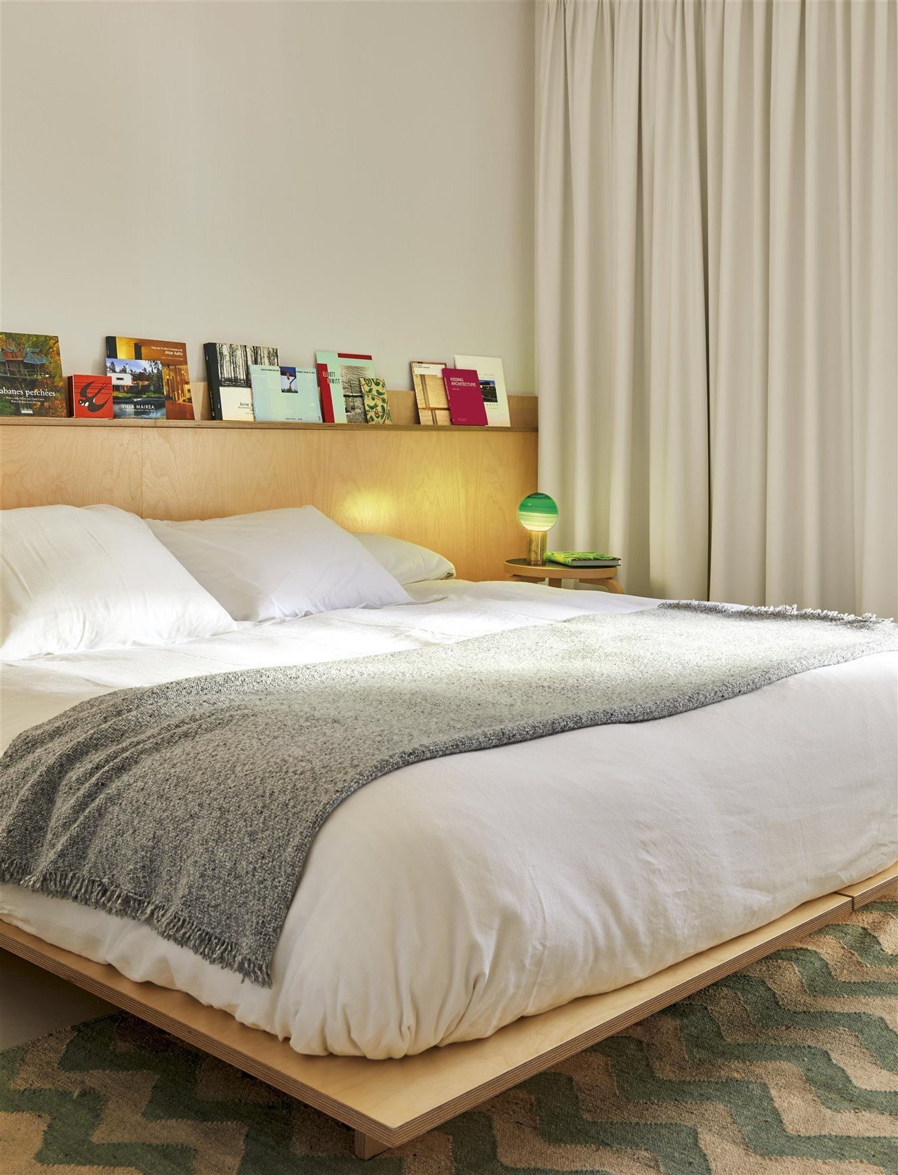 Los libros dan vida también en el dormitorio.
