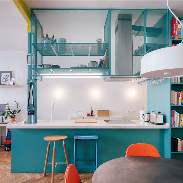 Una reforma de 60 metros en Madrid que llena un piso de color, alegría, ropa y libros