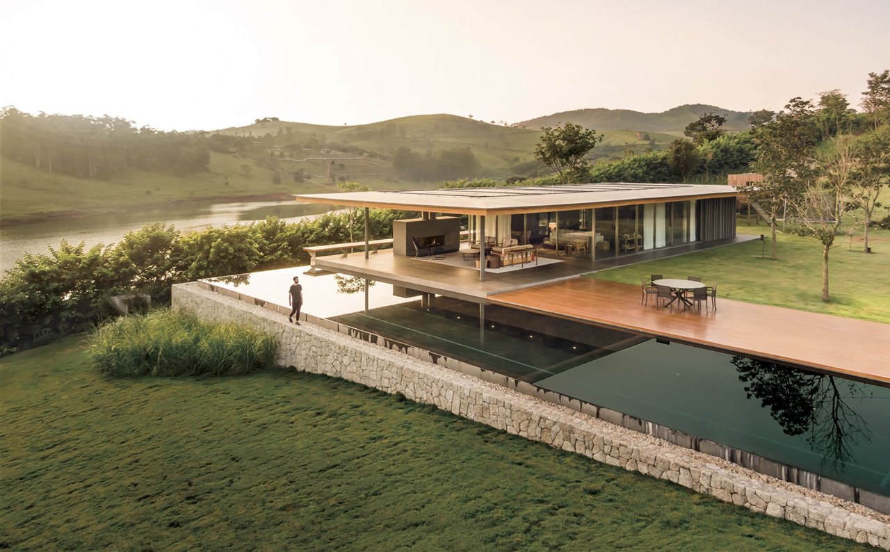 La lucha contra el cambio climático y las altas facturas de la energía comienza en la propia casa. En la imagen, residencia YJD en Piracaia, São Paulo, de Jacobsen Arquitetura