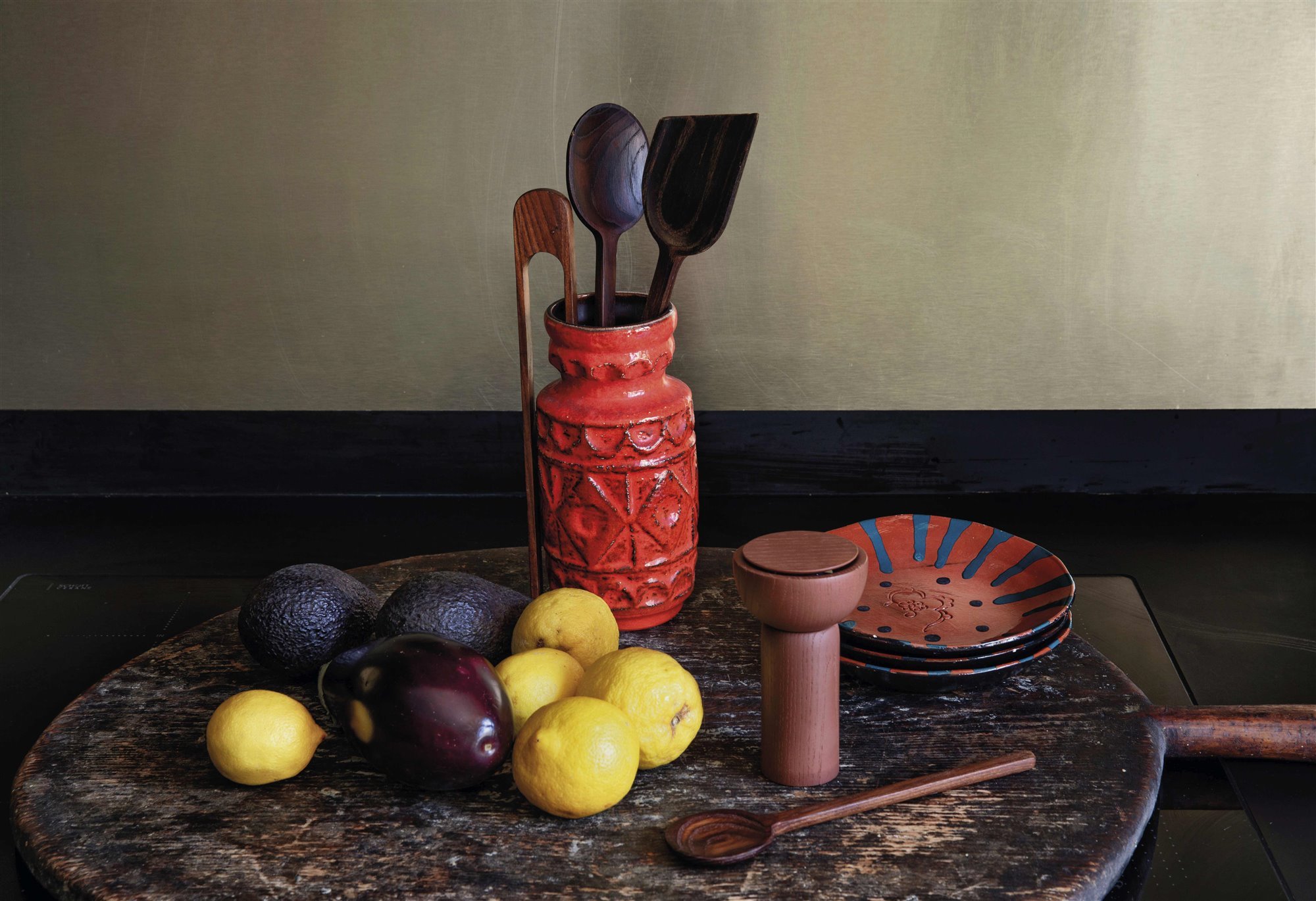 bodegón con frutas y piezas de cocina