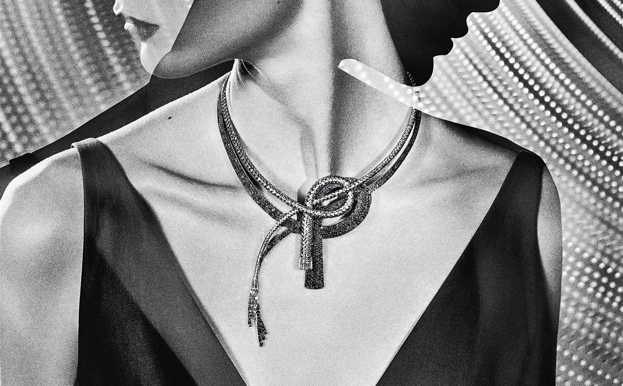 El collar Fouet ombré enlaza una cinta de diamantes sobre otra de zafiros azules. Es de la colección Les Jeux de L’ombre, de Hermès.