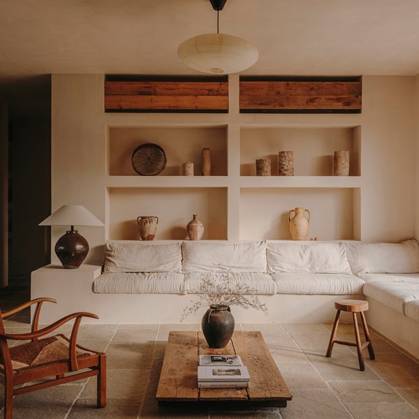 Arquitectura sencilla y abierta a la naturaleza en esta casa con vistas
