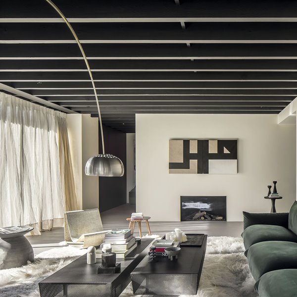 La transformación en clave contemporánea de un antiguo establo en una casa serena