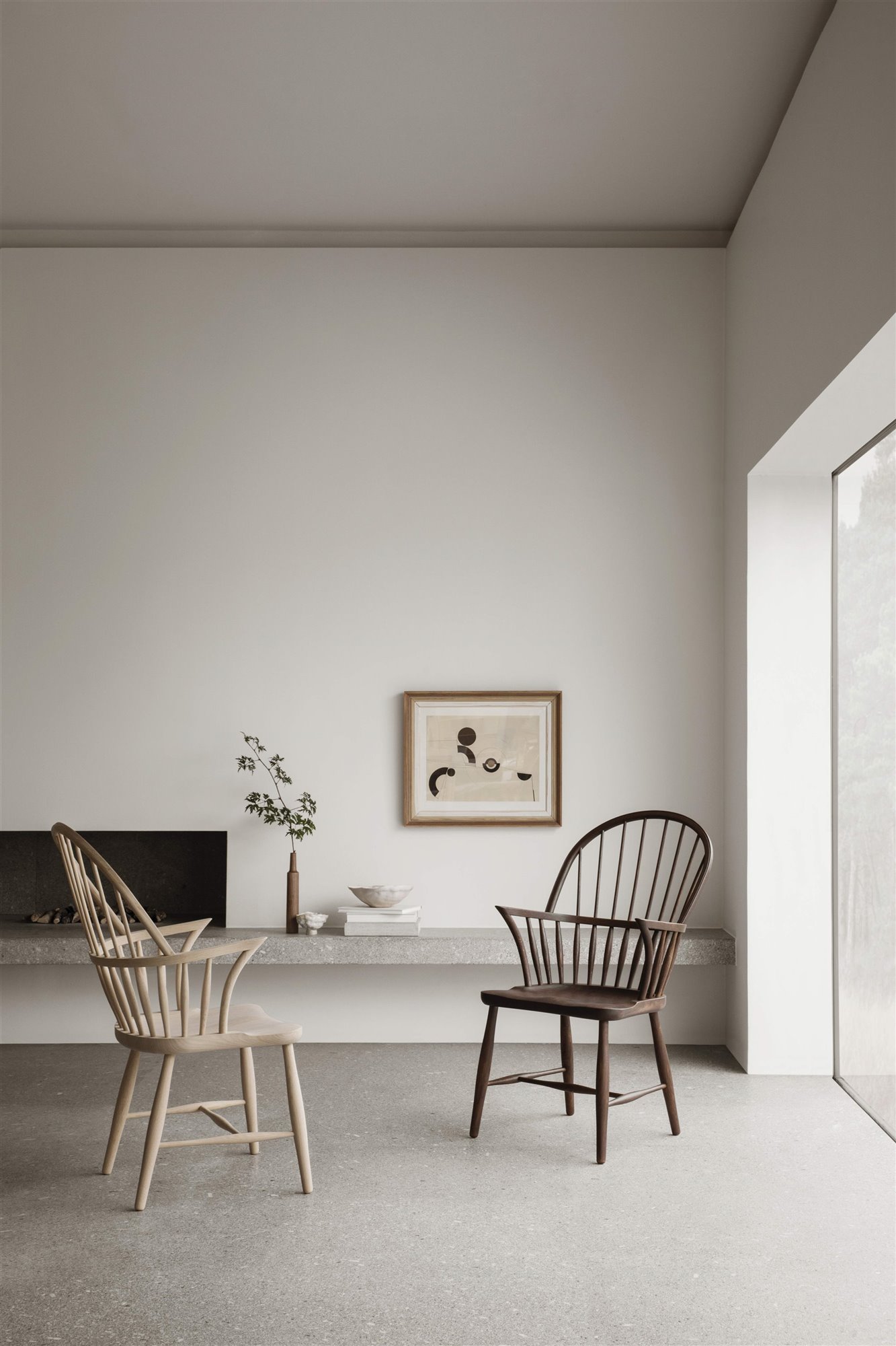 salón minimalista blanco con dos sillas de madera