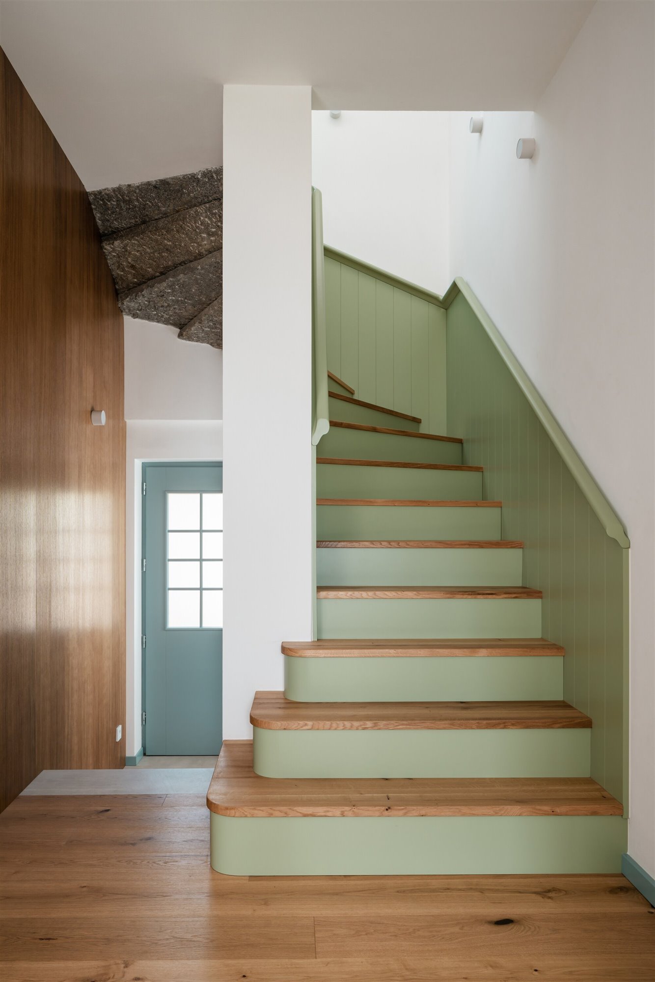 Escalera de madera color verde