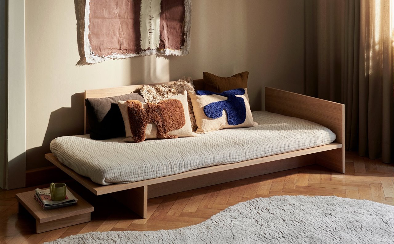 Este modelo de Ferm Living tiene todo lo que le pedimos a un diván cama