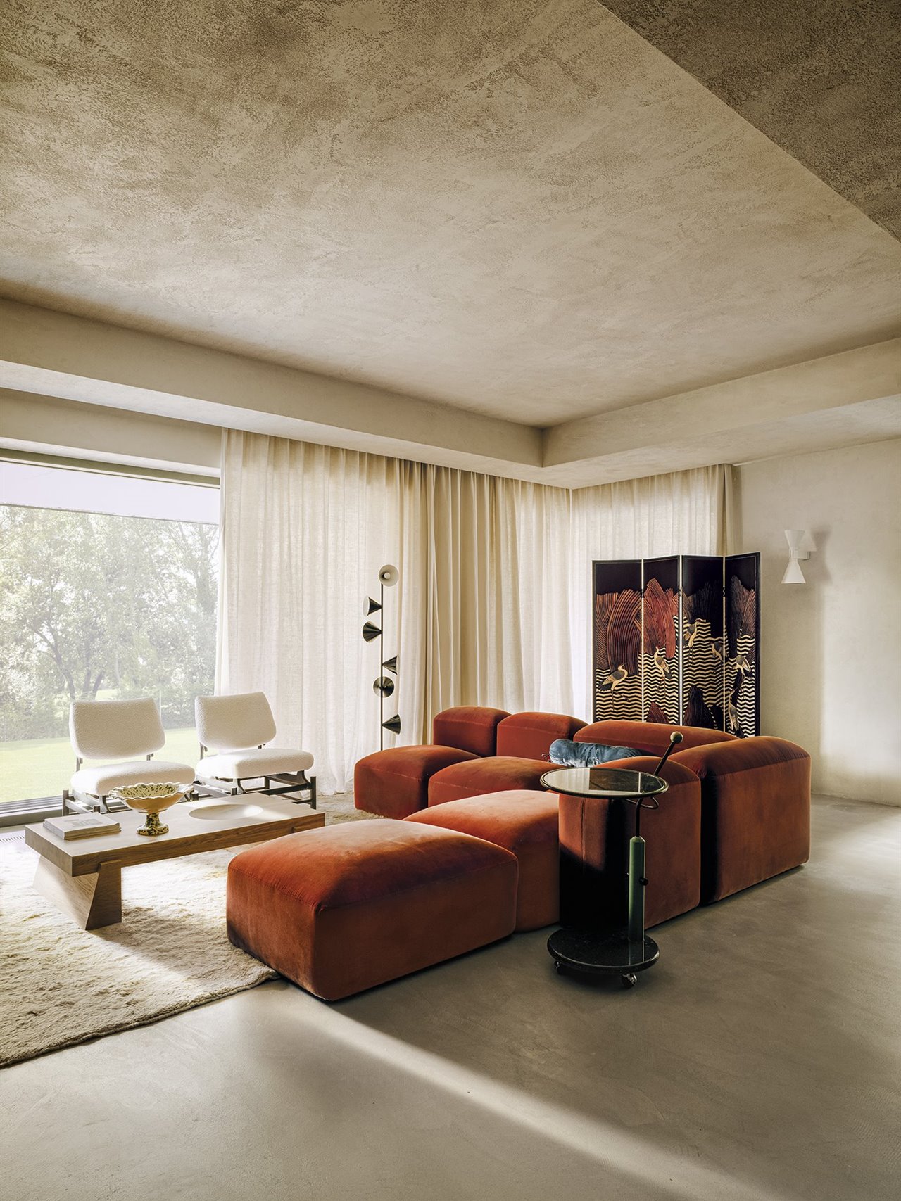 Apartamento en Varsovia de Paradowski Studio con una excelente mezcla de referencias. Foto: Pion Studio