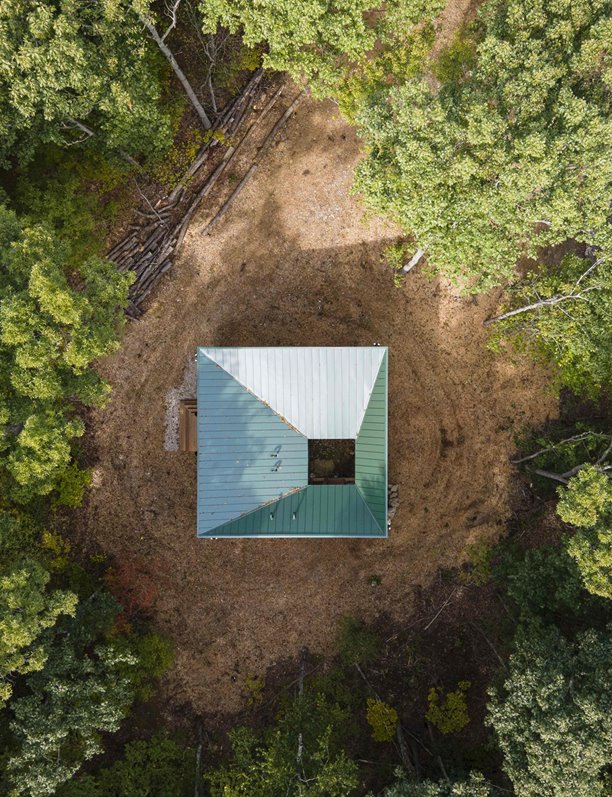 Esta casa prefabricada de MADERA tiene patio central es de color verde y ¡perfecta para perderse en la naturaleza!