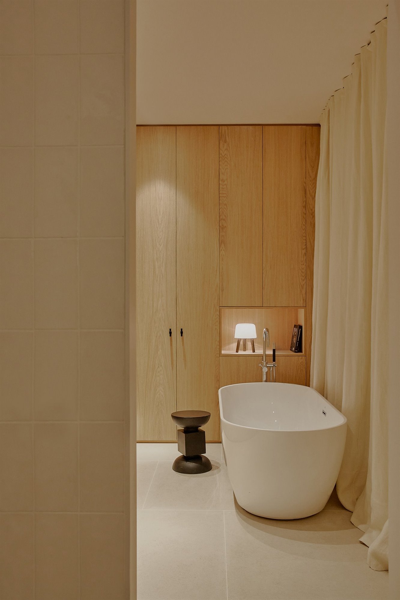bañera exenta en dormitorio