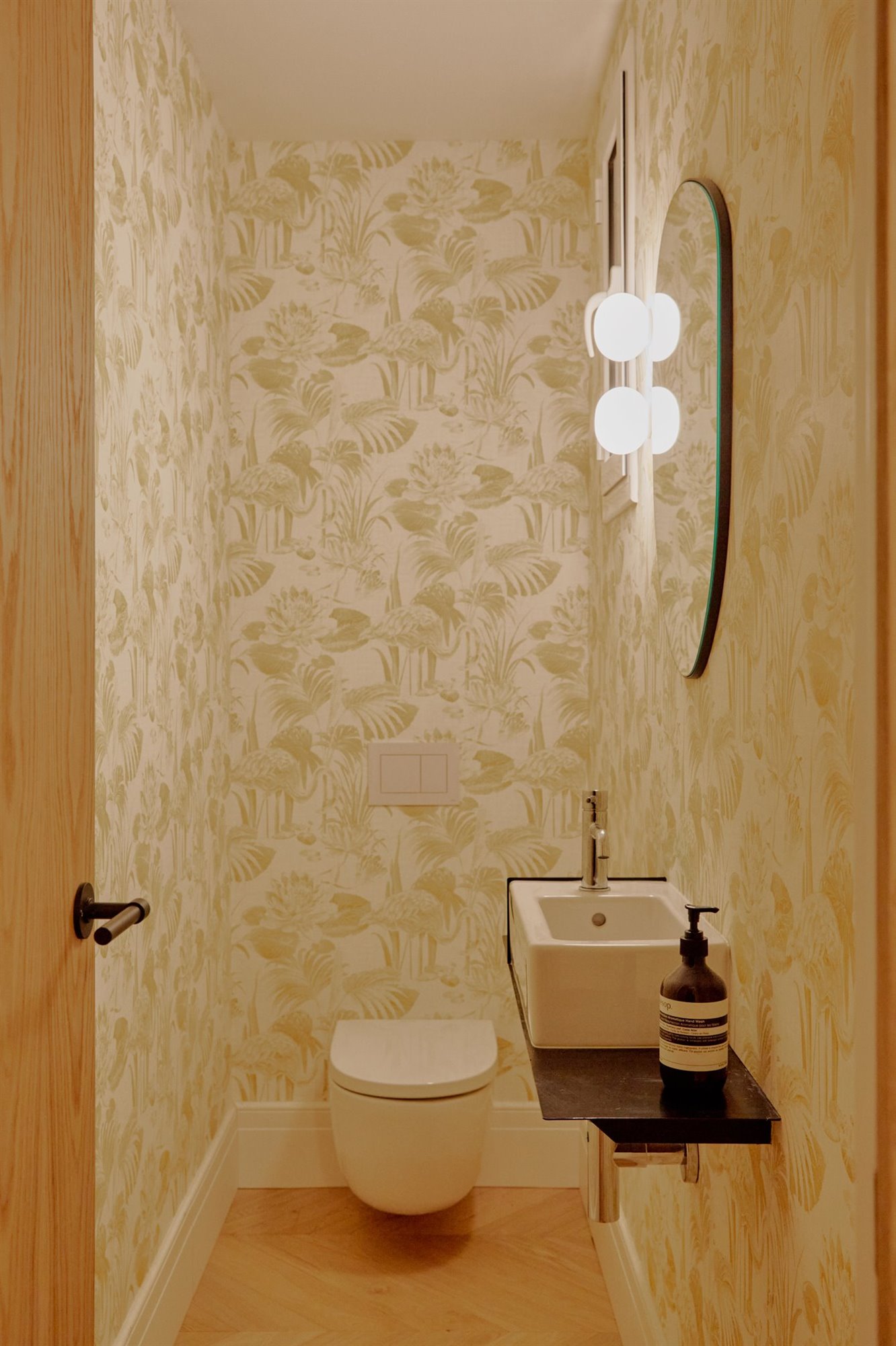 Baño de cortesía papel pintado