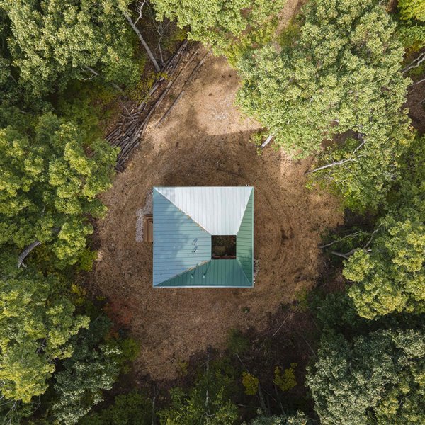 Esta casa prefabricada de MADERA tiene patio central es de color verde y ¡perfecta para perderse en la naturaleza!