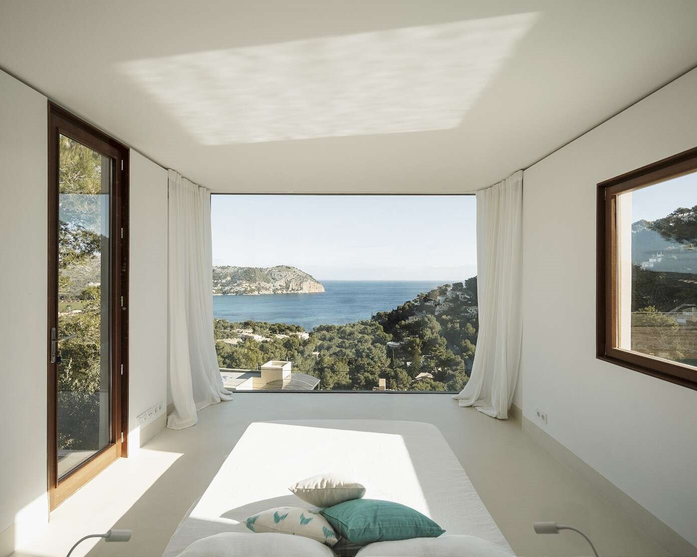 casa-de-piedra-en-mallorca-dormitorio-con-vistas-al-mar 1a3870c1 1390x1112