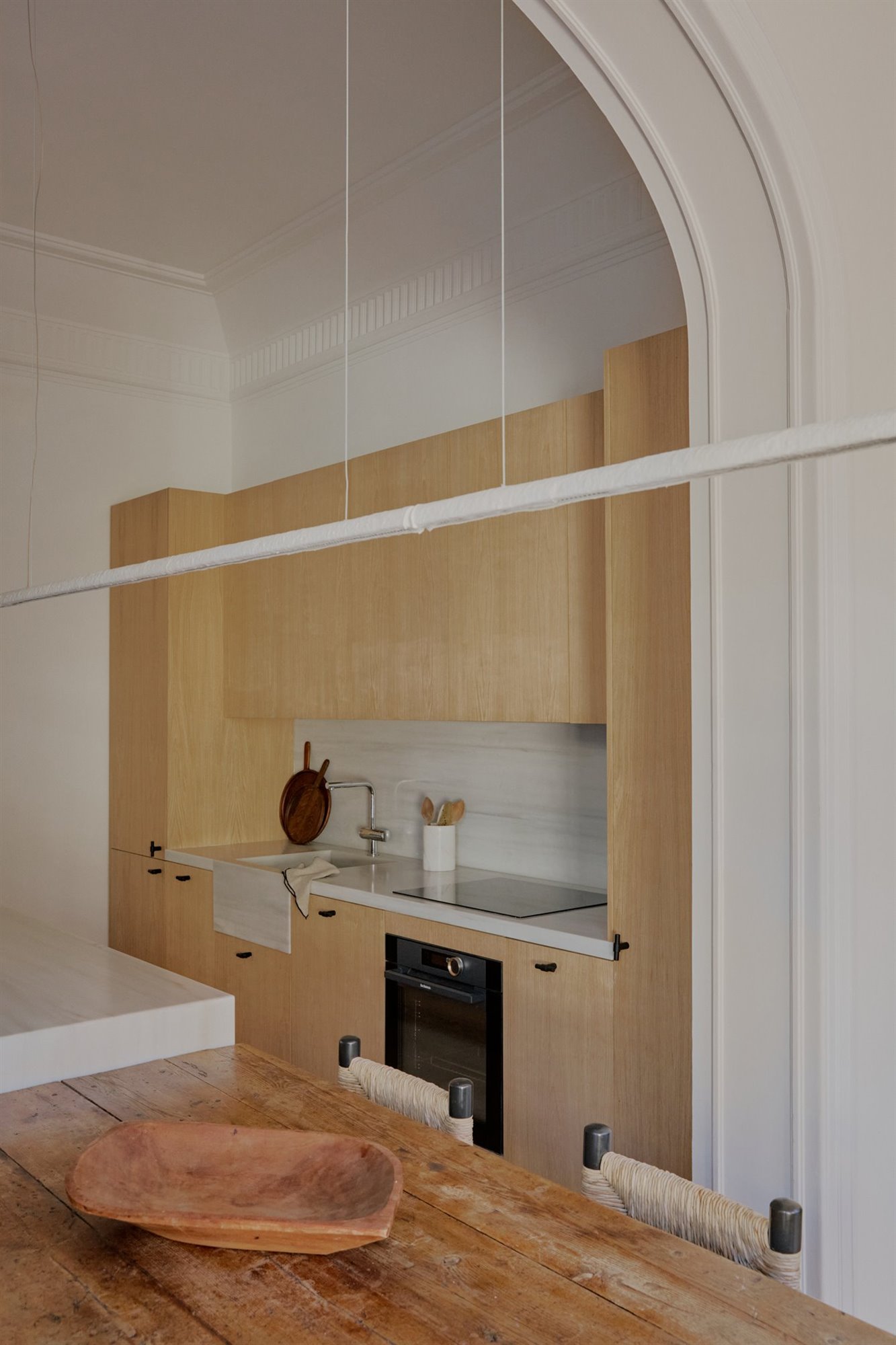 comedor unido a cocina mesa madera 