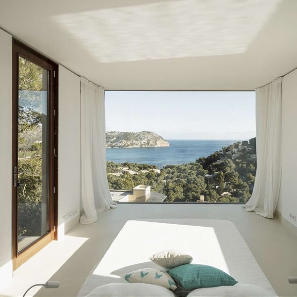 casa-de-piedra-en-mallorca-dormitorio-con-vistas-al-mar 1a3870c1 1390x1112