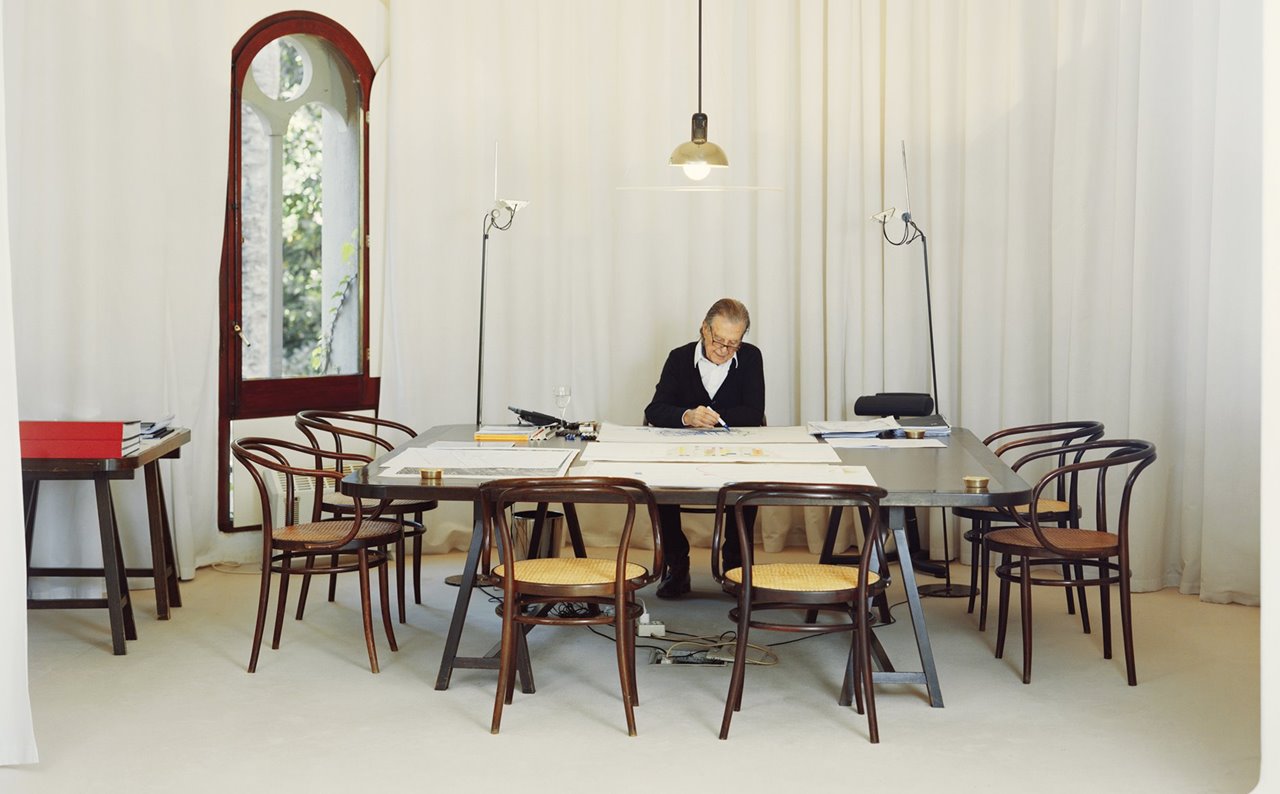 Bofill retratado en 2021 en su mesa de trabajo con sillas Thonet, que curiosamente eran las favoritas de Le Corbusier.