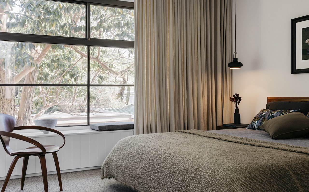 Dormitorio con ventana y lampara de techo