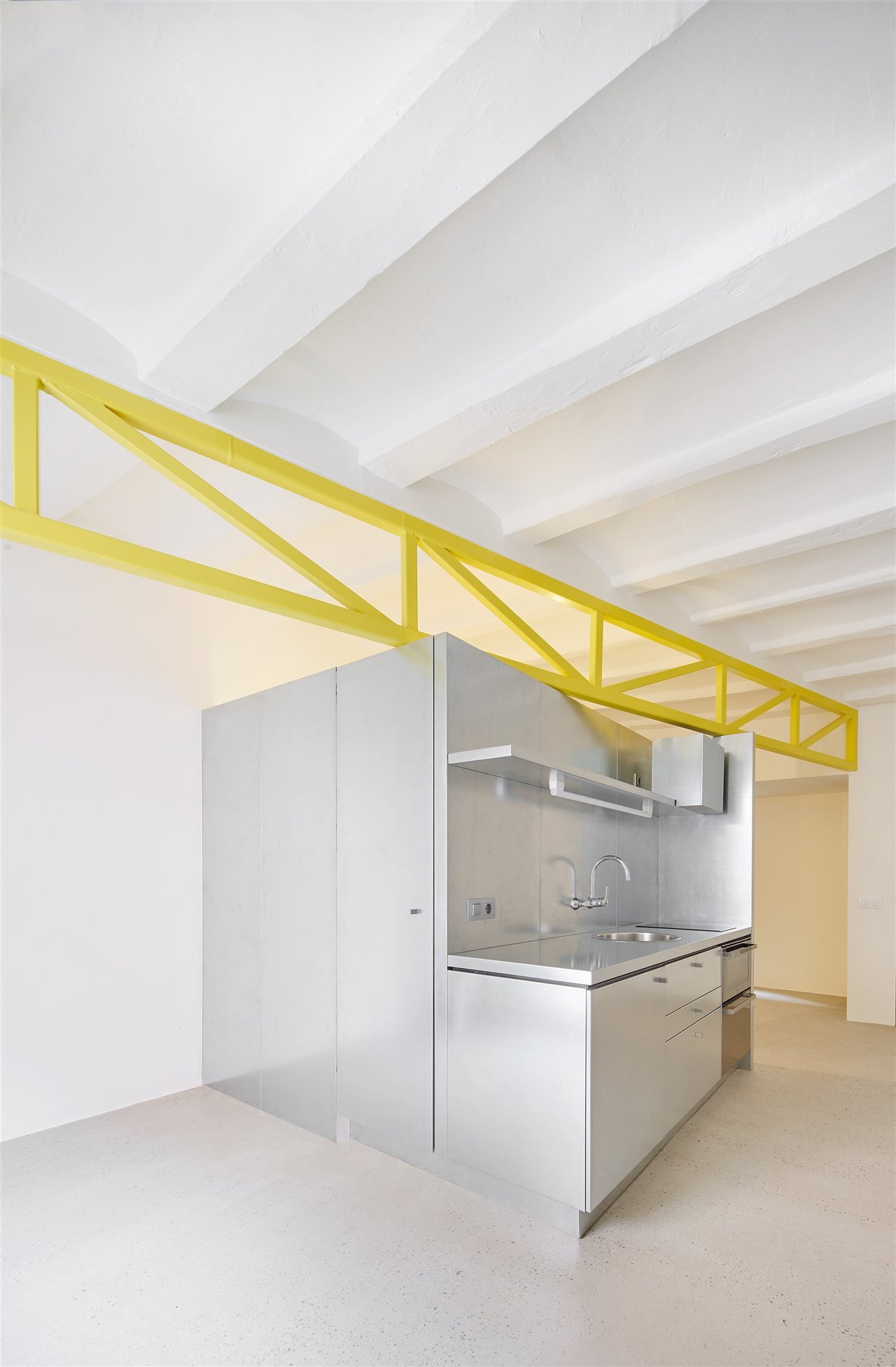 En la imagen, esta casa vista desde los ventanales exteriores, siendo apreciable el minimalismo por el que apuesta el espacio. Foto: José Hevia