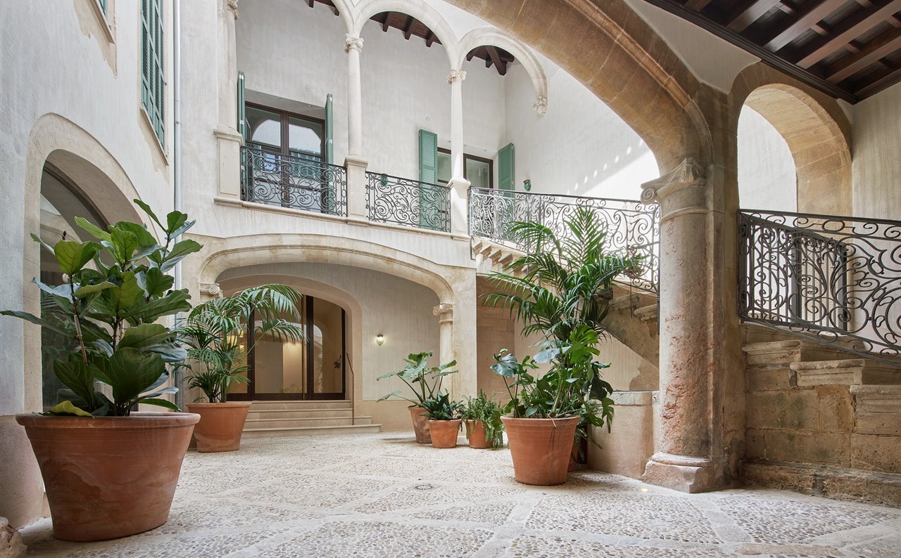 El patio principal no se conservaba en buen estado, pero presentaba una estructura que merecía ser rehabilitada. 