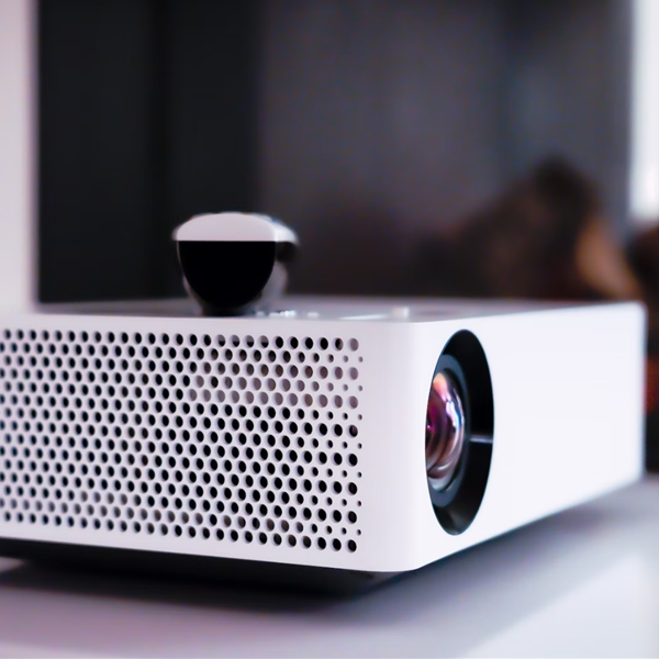 Estos proyectores portátiles de Amazon convertirán tu casa en un cine (¡sin obras!)