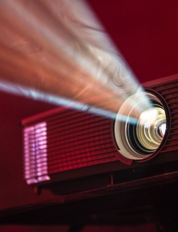 Estos proyectores portátiles de Amazon convertirán tu casa en un cine (¡sin obras!)