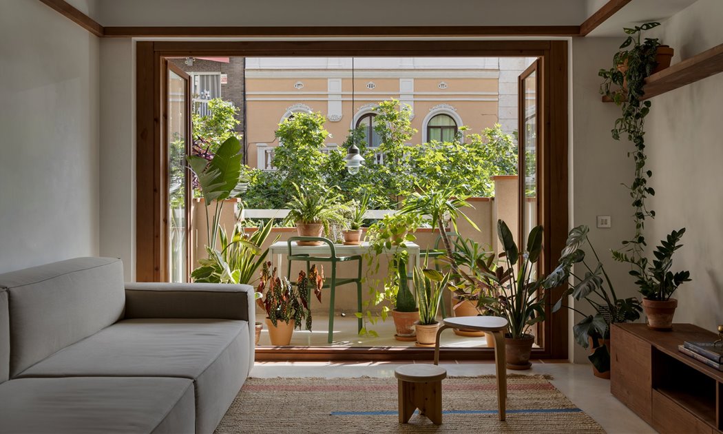 El balcón más bonito de Barcelona está en un piso que reinterpreta el pasado