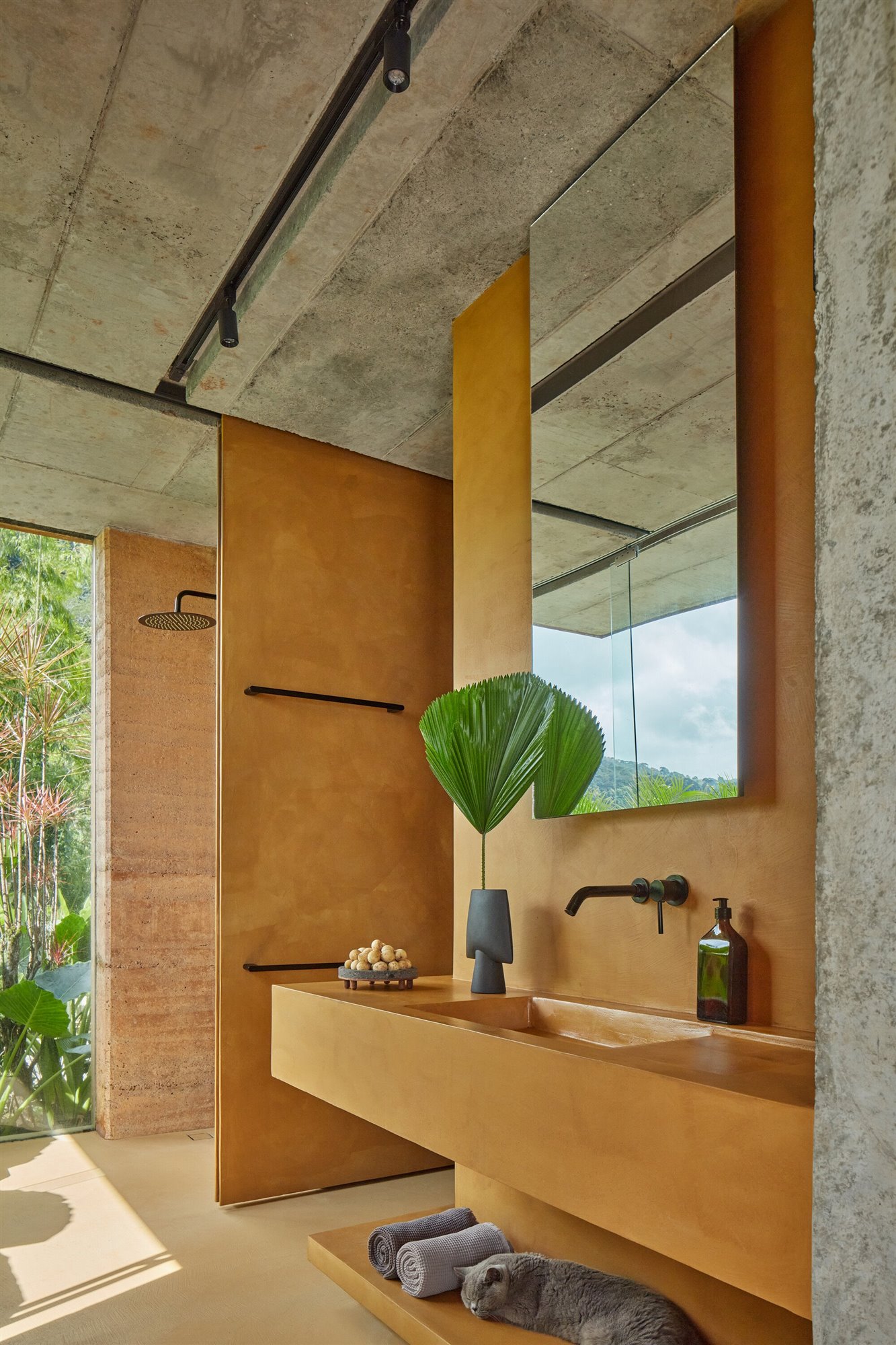 Baño colores ocre hormigón Costa Rica