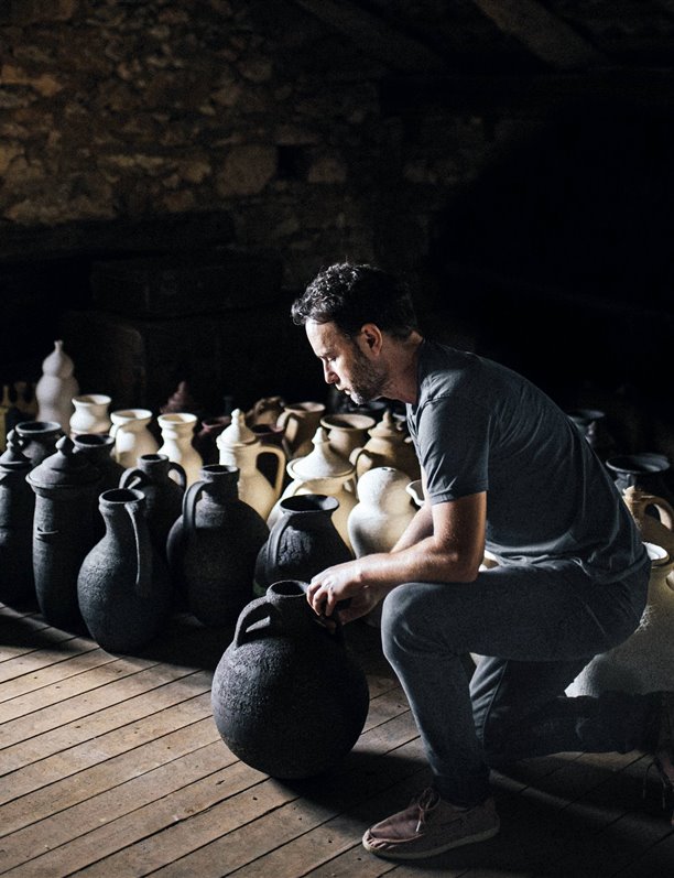 El alfarero asturiano que ha llevado la cerámica negra de su región a lo más alto