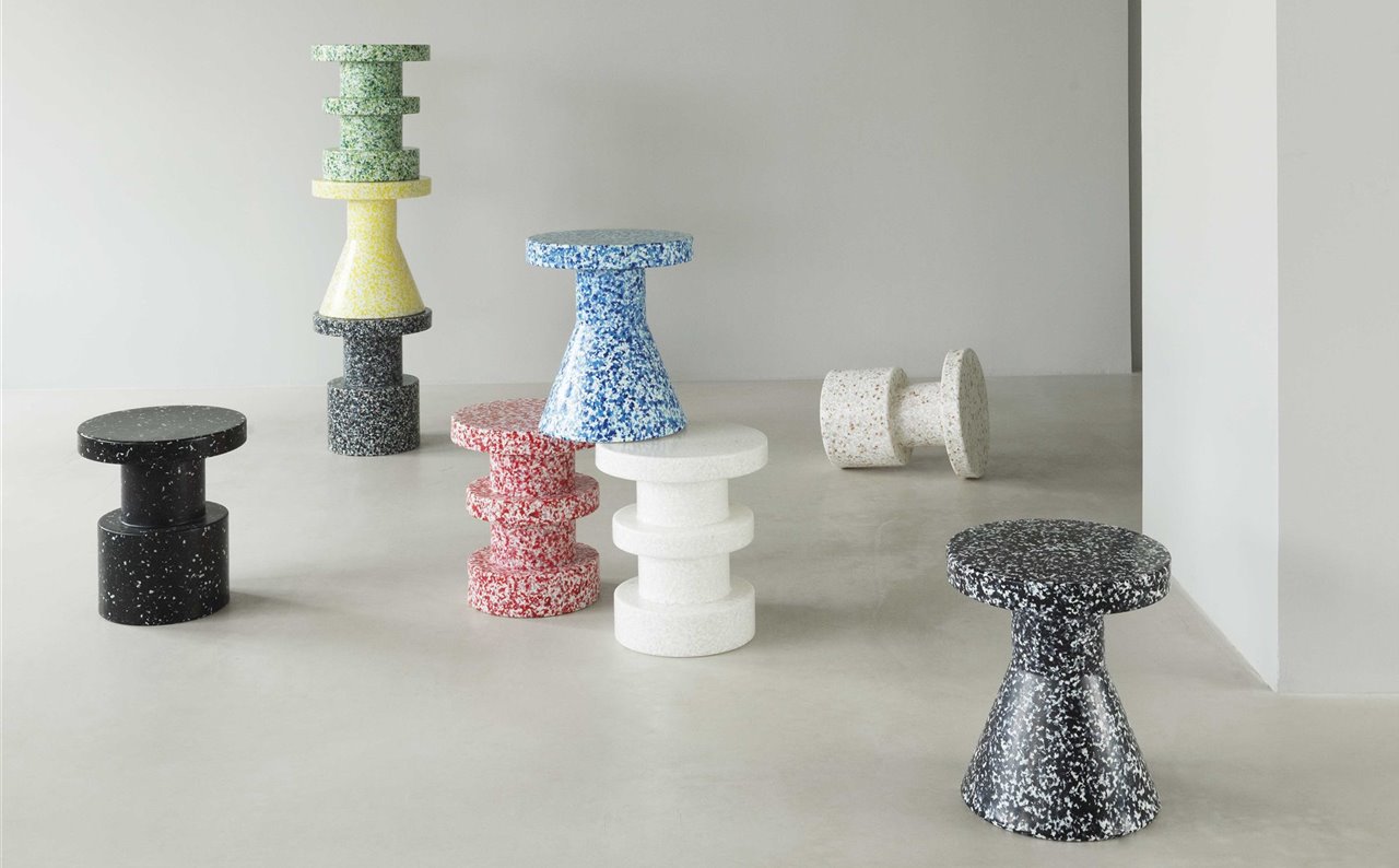 Bit (220€), de Simon Legald para Normann Copenhagen, es una pieza comodín: mesilla de noche, pedestal para un arreglo floral o asiento extra. Además está hecho de plástico doméstico e industrial reciclado.