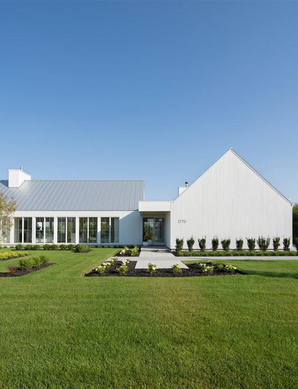Esta casa blanca está diseñada según el recorrido del sol para multiplicar la luz