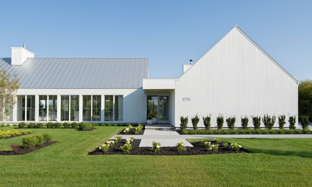 Esta casa blanca está diseñada según el recorrido del sol para multiplicar la luz