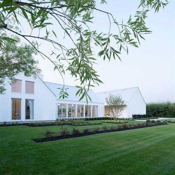 Esta casa blanca está diseñada según el recorrido del sol para multiplicar la luz
