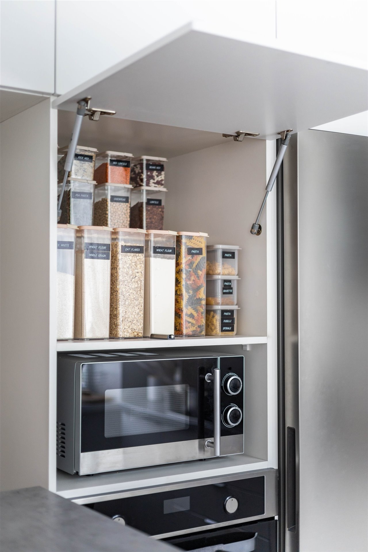 Armario de cocina perfectamente ordenado