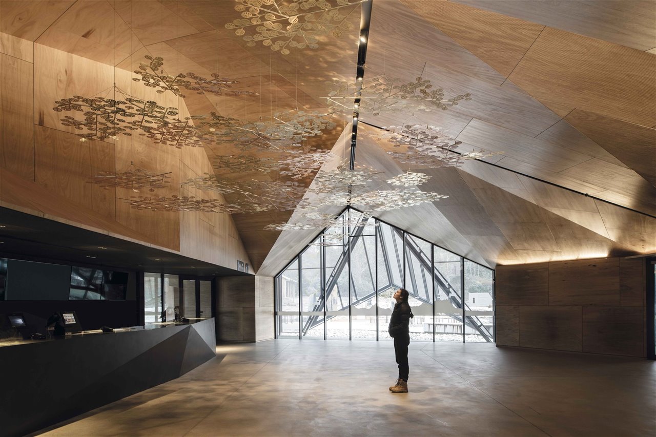 Interior del Cradle Mountain Visitor Center, Australia, de Cumulus Studio. 