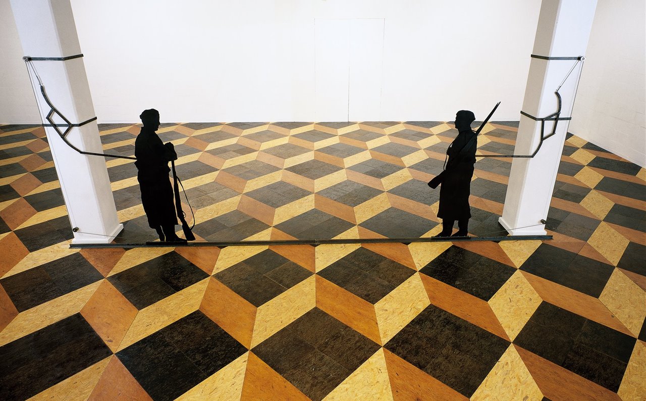 Dos centinelas sobre suelo óptico, obra de Juan Muñoz. Colección Meana Larrucea.