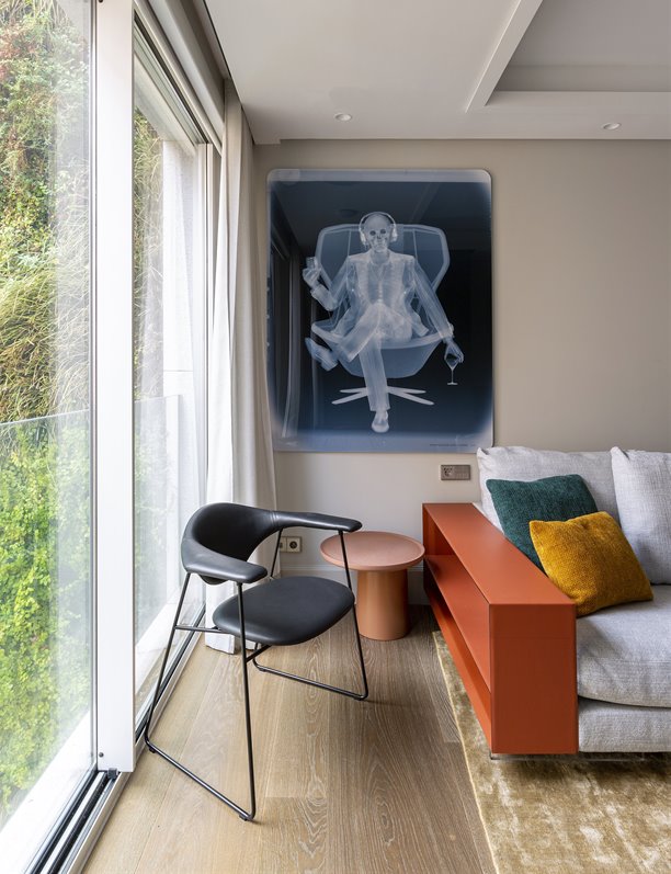 Este bonito piso en Recoletos revive gracias a las piezas de arte que salpican sus 240 metros