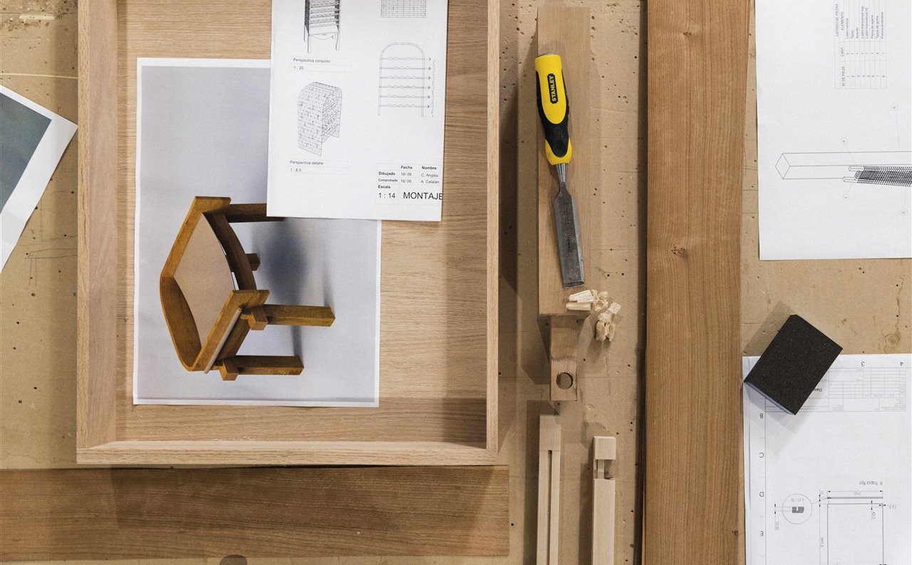 Trabajos de preparación de una pieza para la muestra Slow. Diseño lento para un cambio rápido, impulsada por la AHEC en Fernán Gómez Centro Cultural de la Villa.