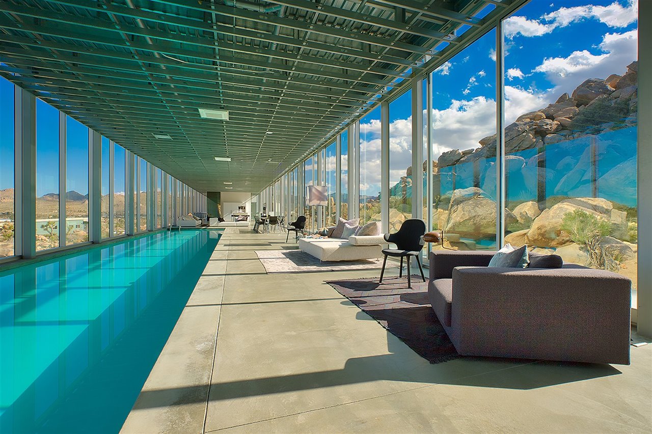El salón y el comedor se encuentran alrededor de una piscina solar cubierta de 30 metros.