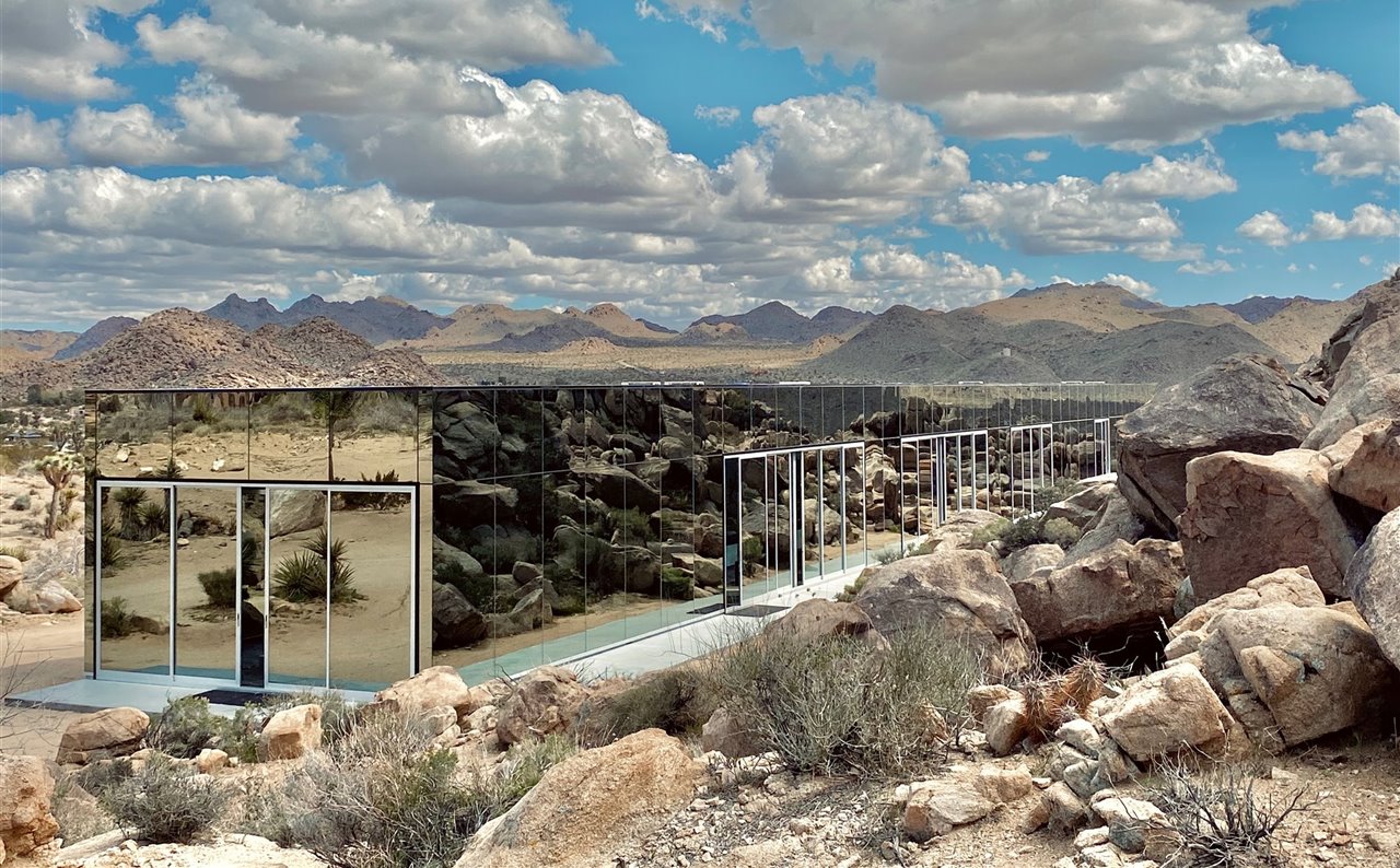 La Casa Invisible está orientada al oeste para contemplar una la puesta de sol sobre el desierto.