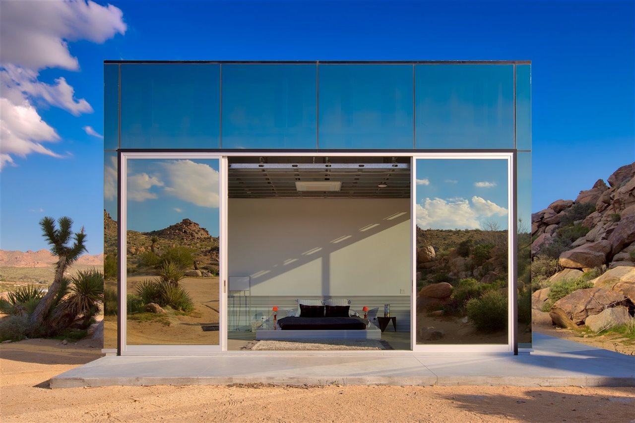  La suite principal de la Casa Invisible se integra en la naturaleza en honor a su nombre y cambia de aspecto según la hora del día y el clima.