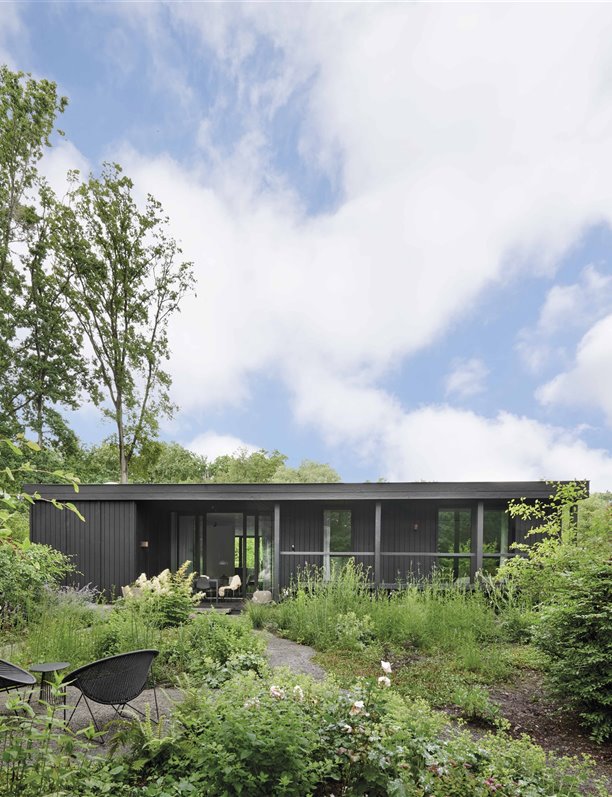 Una casa de madera quemada que te dará ganas de teñir la tuya de negro
