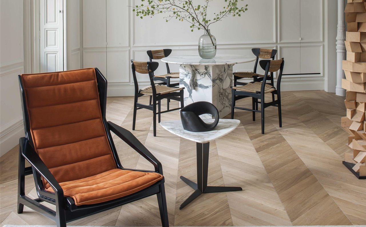 En el salón-comedor, butaca D.156.3, de Gio Ponti, y mesita Attica, de Nicola Gallizia, ambas editadas por Molteni&C, en Concepto DR. Mesa de mármol, en Mestizo, y sillas de Hans J. Wegner, en Rue Vintage 74.