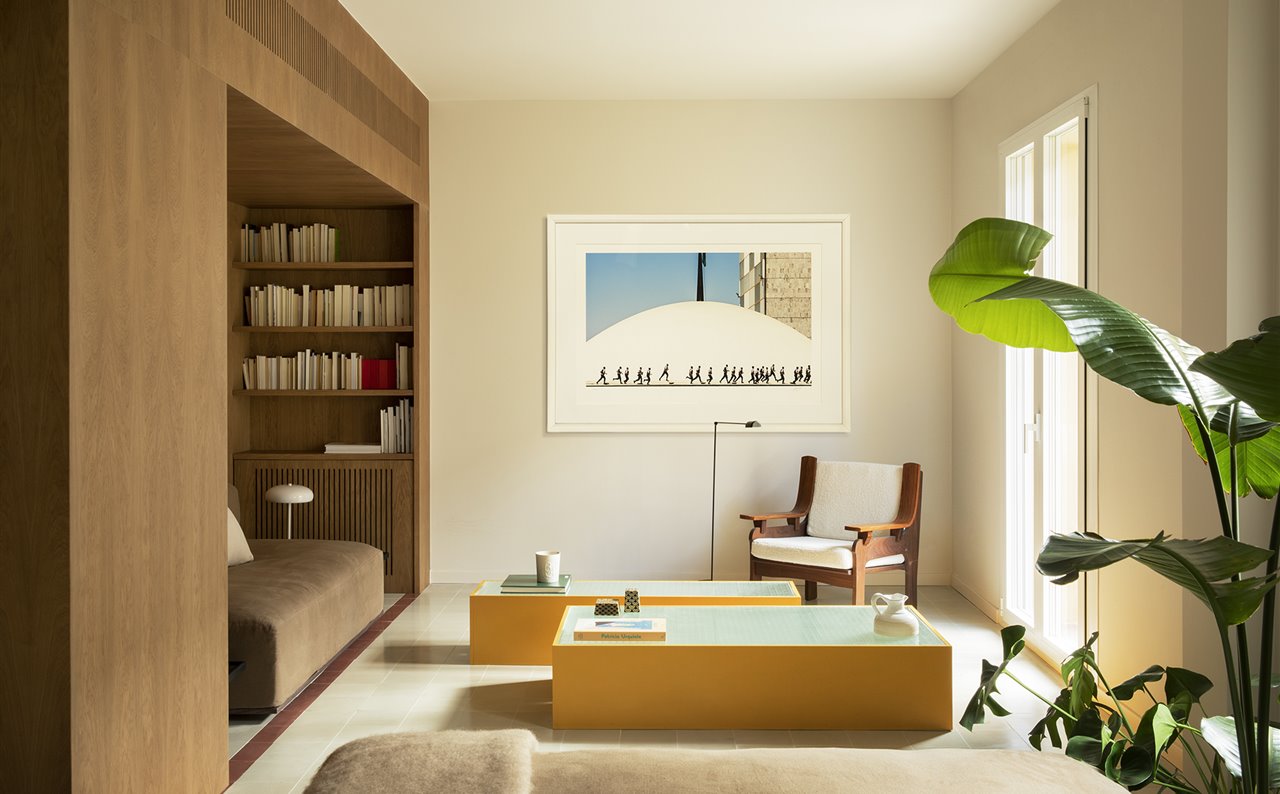 El estilo midcentury brasileño se hace presente en la reforma de este apartamento, donde todos los elementos han sido pensados para aprovechar el espacio pero evocando los años que la familia propietario vivió en Brasilia.