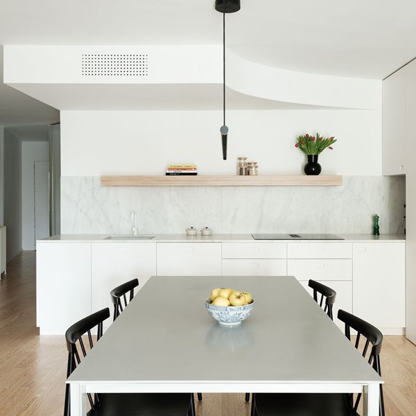 Solo lo necesario: así es la casa blanca y minimalista de un arquitecto en Madrid