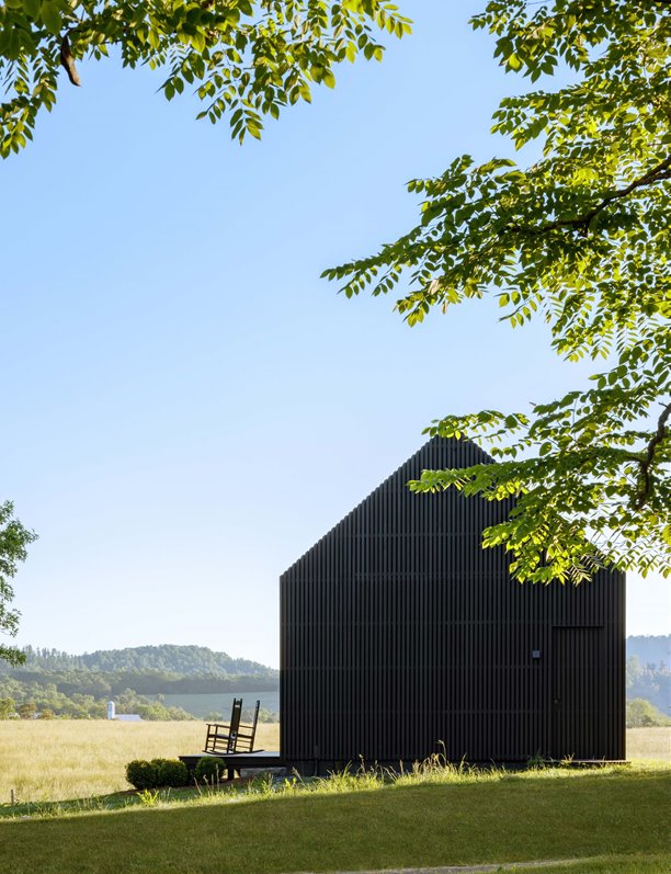Una minimalista cabaña de madera de álamo se lleva un premio de Arquitectura Pequeña