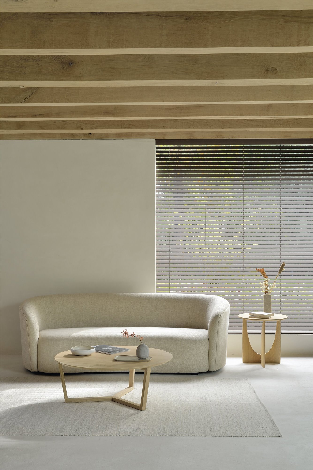 21700 Sand Nomad kilim rug 20145 Ellipse sofa oatmeal 50537 side table 50530 coffee table HQ