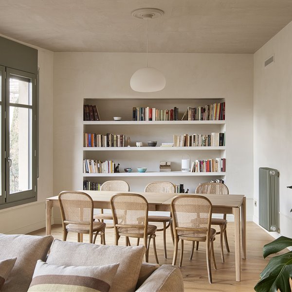 Cómo unos sencillos toques de verde y las paredes de estuco modernizaron este piso en Barcelona 