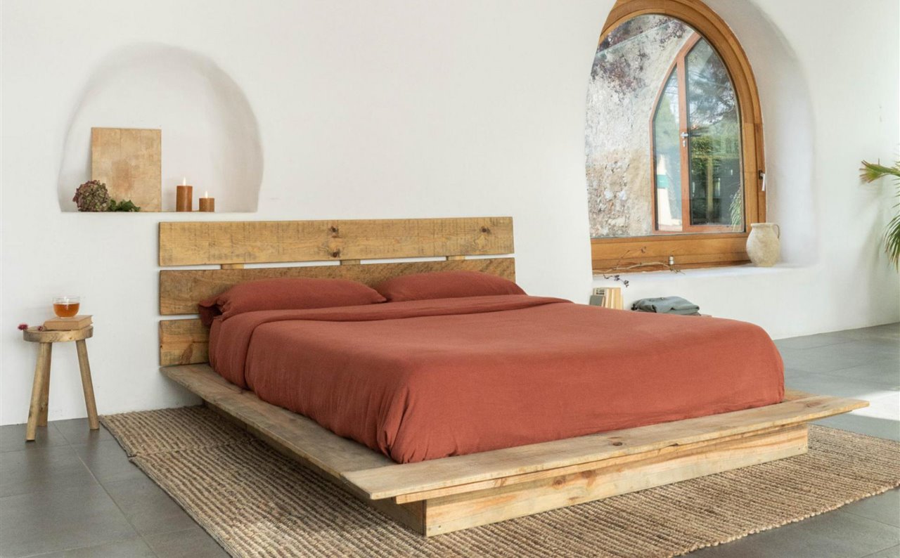 Pulveriza un poco de agua o fragancia sobre las pequeñas arrugas, estira bien y desaparecerán. Cama artesanal con maderas recicladas de Hannun. 