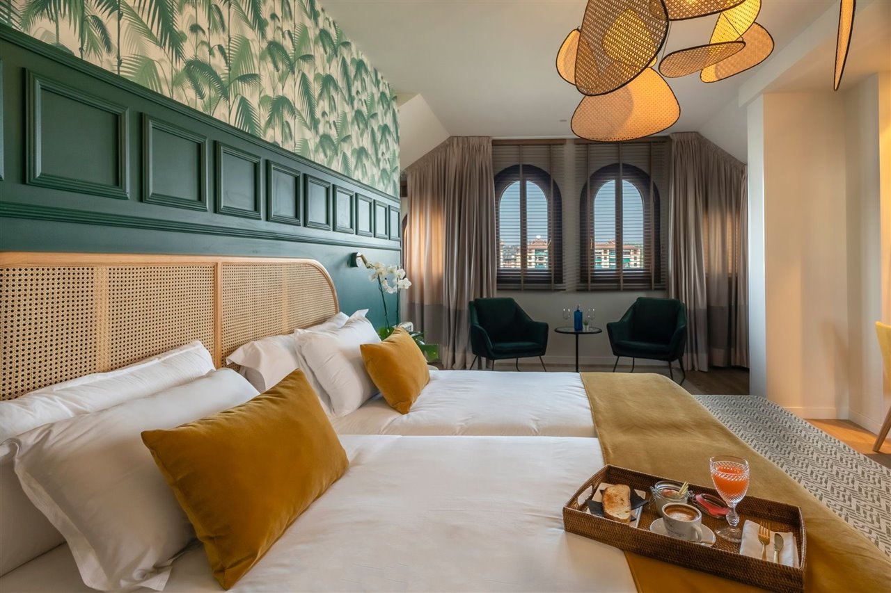El aspecto de tu cama es clave para el descanso. Conviértela en un símbolo de placer y bienestar, como esta, del hotel boutique Puente Colgante de Portugalete (Vizcaya).  