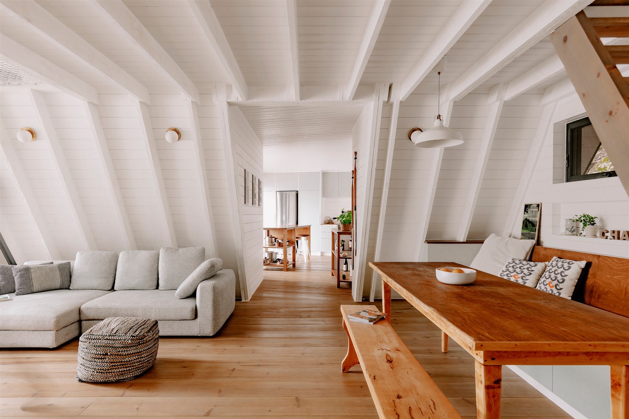 salón y comedor cabaña madera blanco